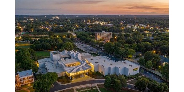 阿肯色州美術(shù)博物館，屋頂形式新花樣！