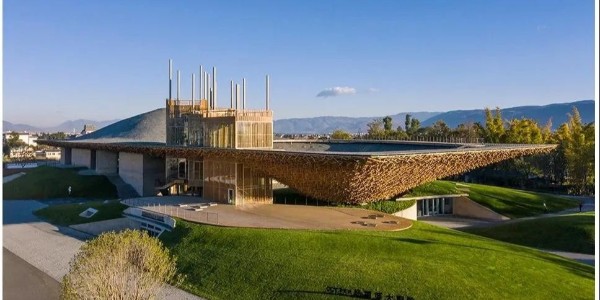 大理?xiàng)铥惼急硌菟囆g(shù)中心 | 建筑回應(yīng)自然