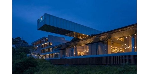 50米寬的巨大水鏡，郎酒莊園敬天臺