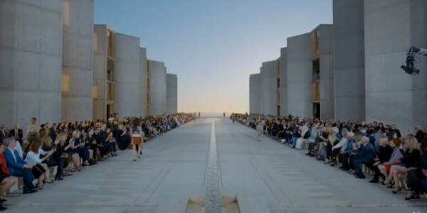 LV時裝秀場 — 薩爾克研究所廣場為什么一棵樹也沒種？建筑大師路易斯·康的封神之作