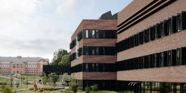 Henning Larsen 設(shè)計的挪威生命科學(xué)大學(xué)龐大的獸醫(yī)大樓在奧斯陸開業(yè)