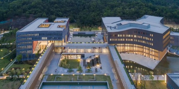 在建筑與自然、垂直與水平之間創(chuàng)造了一種發(fā)現(xiàn)感