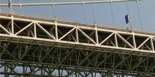 重慶大巴墜江怪防護(hù)欄桿？設(shè)計(jì)、施工企業(yè)表示“這個(gè)鍋不背”！