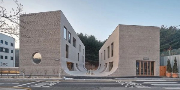 咖啡館混凝土磚外墻流入中央庭院，簡潔張力