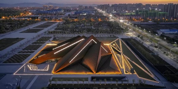 Foster + Partners新作 / 大同美術(shù)館，四座相互堆疊的金字塔