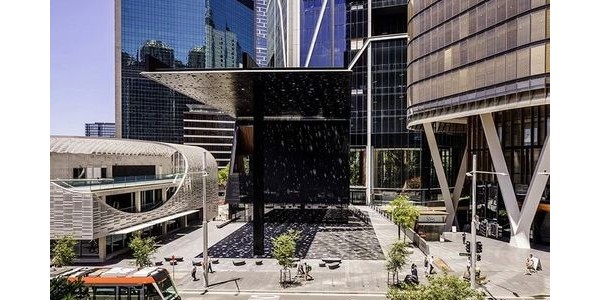 阿賈耶新作，一個黑色穿孔大雨棚