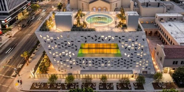 OMA耗時(shí)十年的新作完工，加州的第一座文化建筑